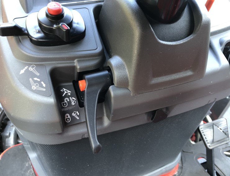 gc1700-Technology-and-Innovation-Tractors-MFGC1700-Tilt-Steering