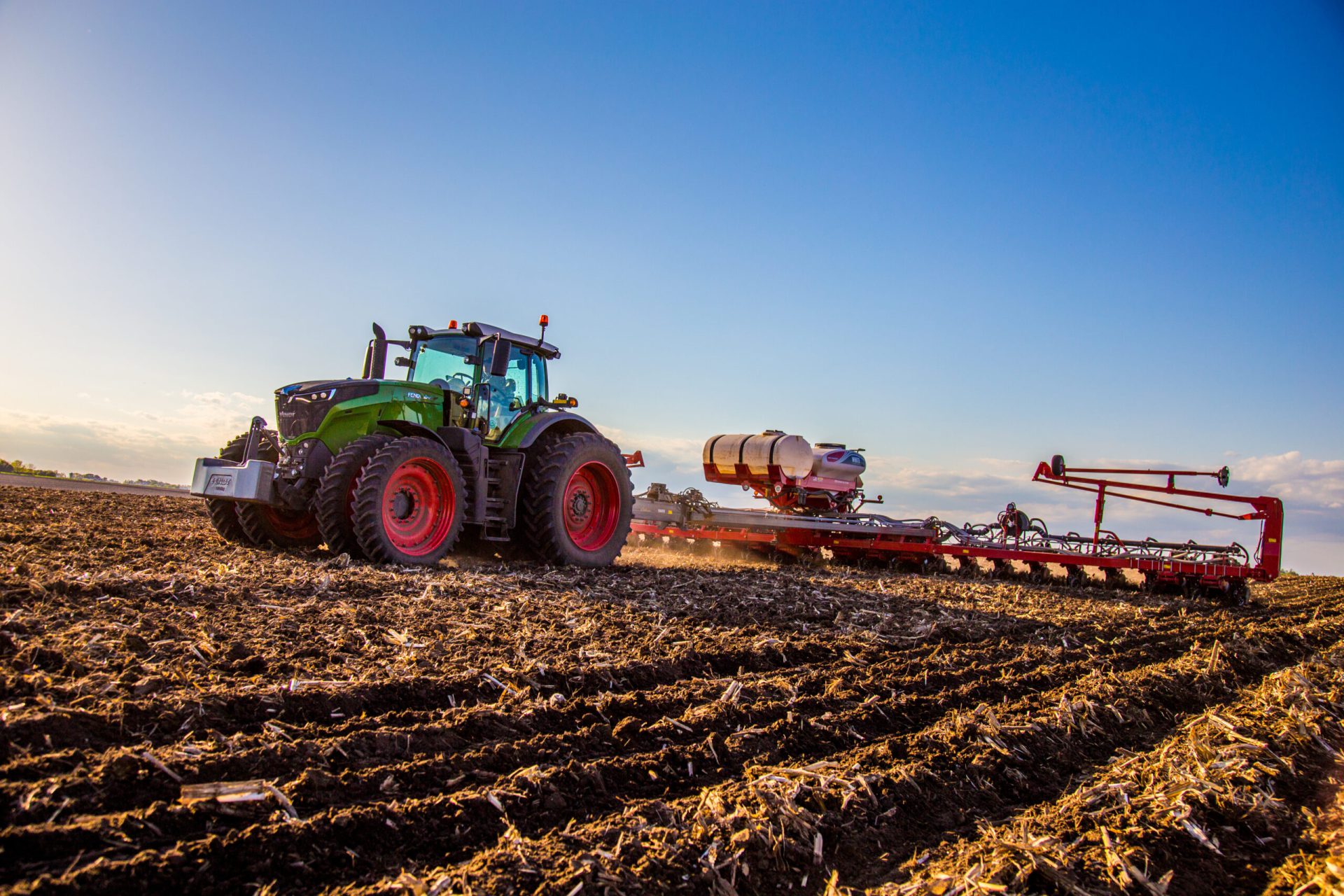 Fendt-1042-with-Sunflower-9824VE-High-Speed-Planter-IMG-0178