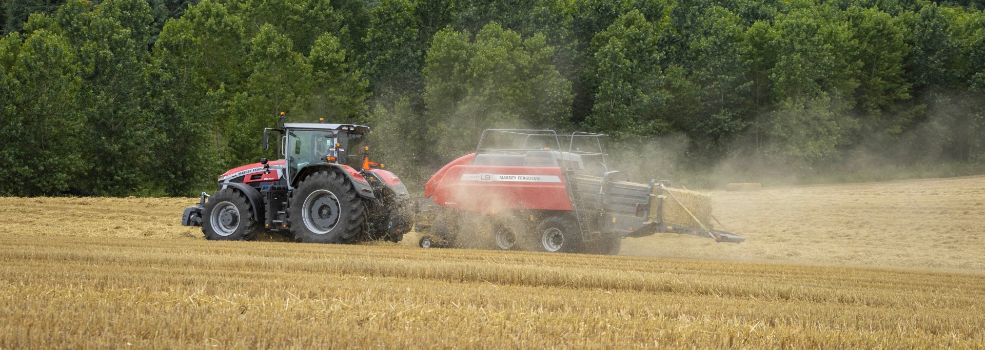 Trateur Massey Ferguson 9S avec presse à balles carrées Trateur Massey Ferguson 9S avec presse à balles carrées